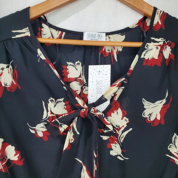 Sienna Sky Cropped Bell Sleeve Tie Neck Bow Blouse Size XS Fall Autumn Black NWT - Picture 11 of 11